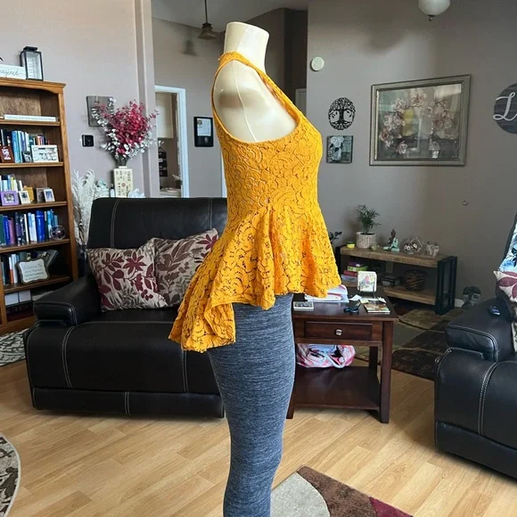 Haute Monde gold sleeveless crochet type blouse-size M - Picture 3 of 10